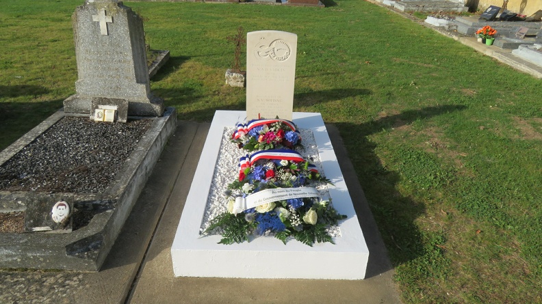 Grave of AirCrew.JPG